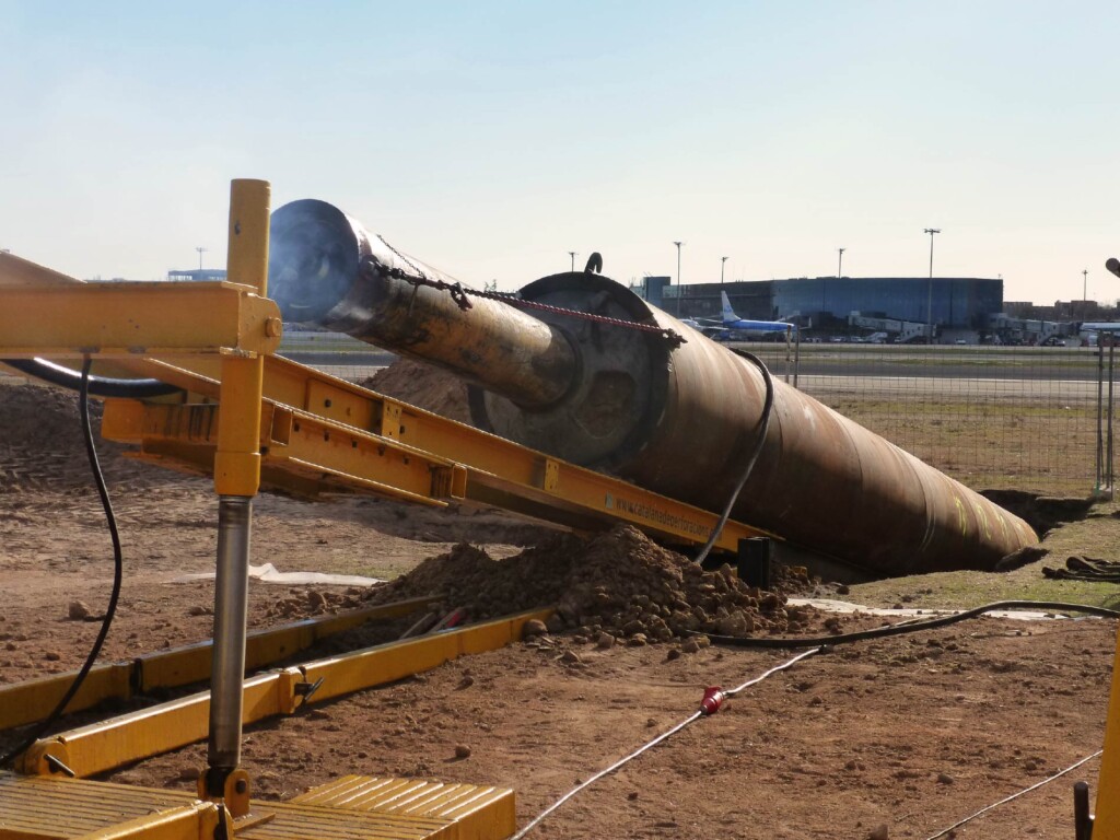 Franchissement de l'oléoduc sous les pistes de l'aéroport Madrid-Barajas. Franchissement du nouvel oléoduc sous les pistes de l'aéroport Adolfo Suárez Madrid-Barajas par forage horizontal dirigé (HDD).
