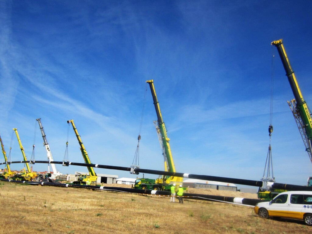 Ölpipeline unter den Start- und Landebahnen des Flughafens Madrid-Barajas. Horizontalspülbohrung (HDD) für die neue Ölpipeline unter den Start- und Landebahnen des Flughafens Adolfo Suárez Madrid-Barajas.