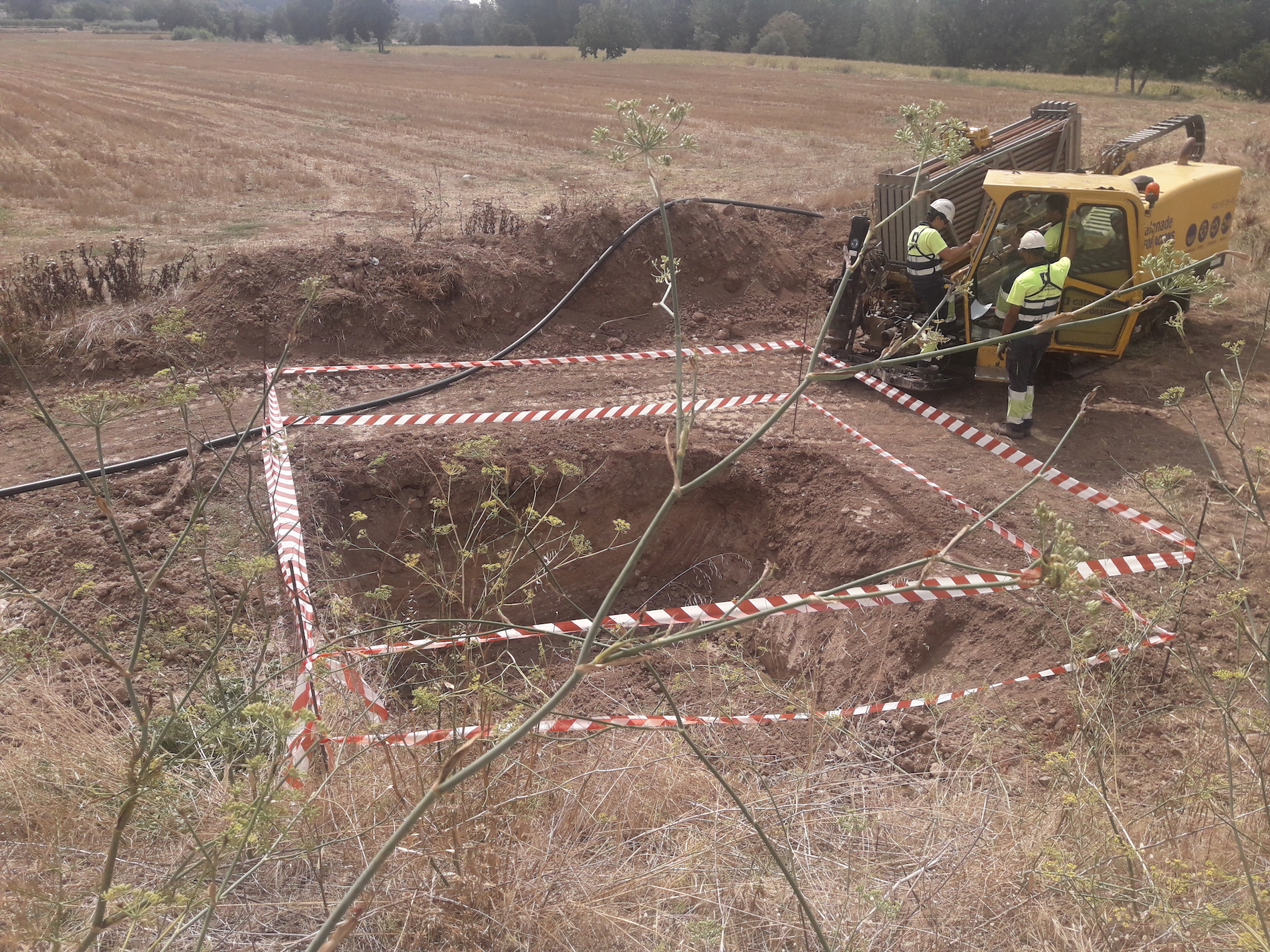 Creument carretera i canal  per la instal·lació d’una canonada per al servei d’aigua