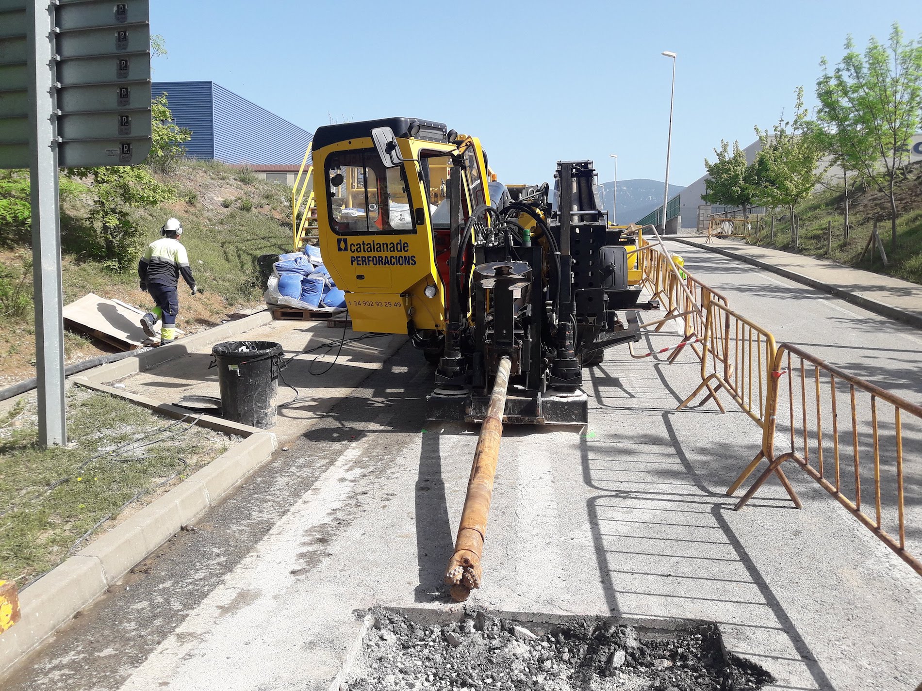 Paso de carreteras para la instalación de servicio de electricidad