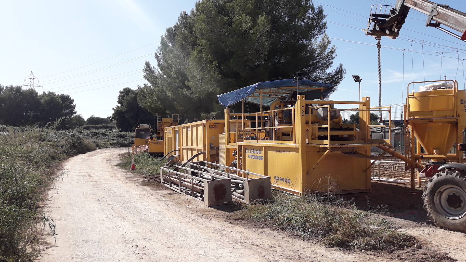 Creument carreteres per la instal·lació d’una canonada per al servei d’electricitat