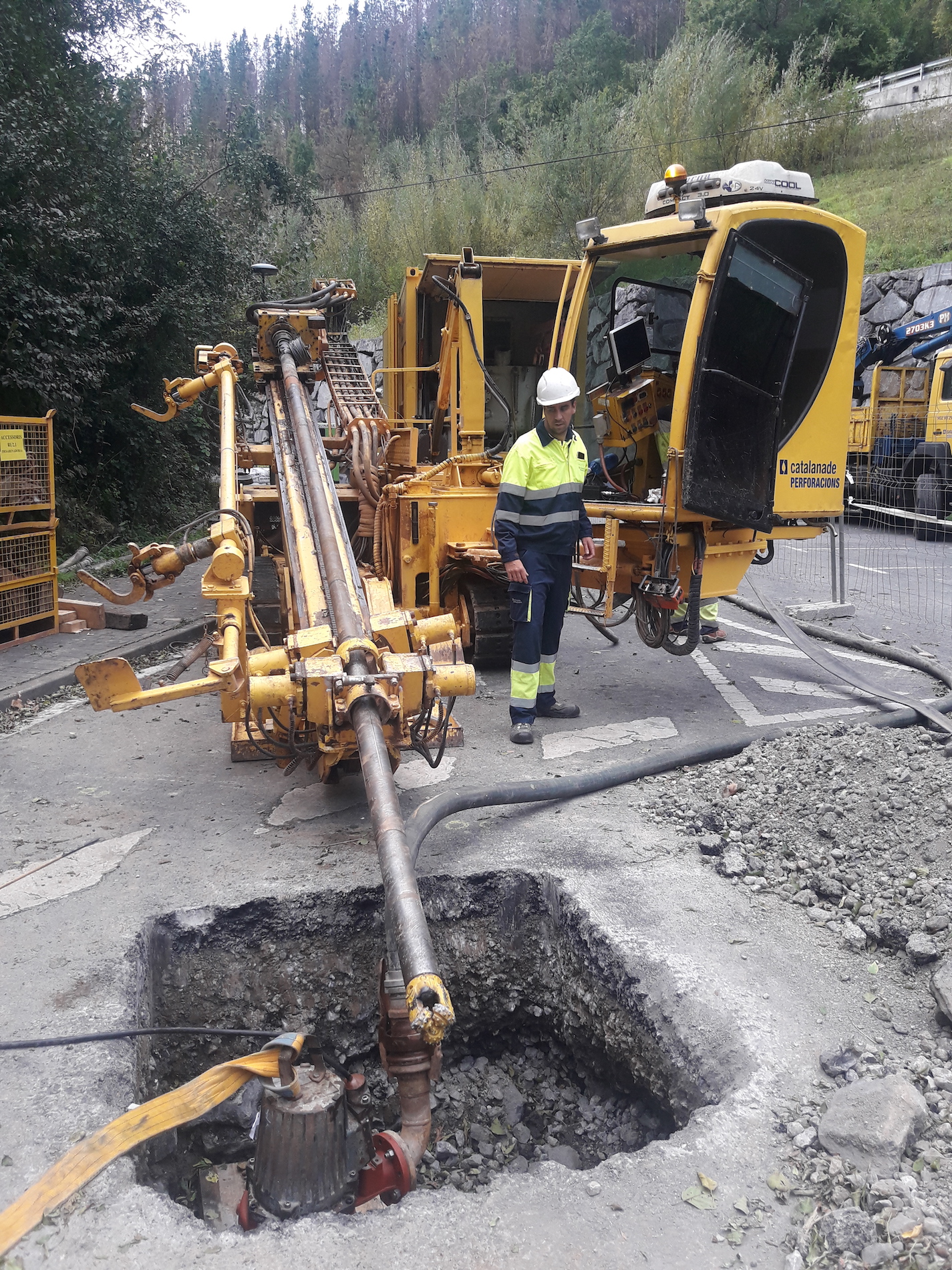Instalación de una tubería por el servicio de aguas residuales en Vizcaya