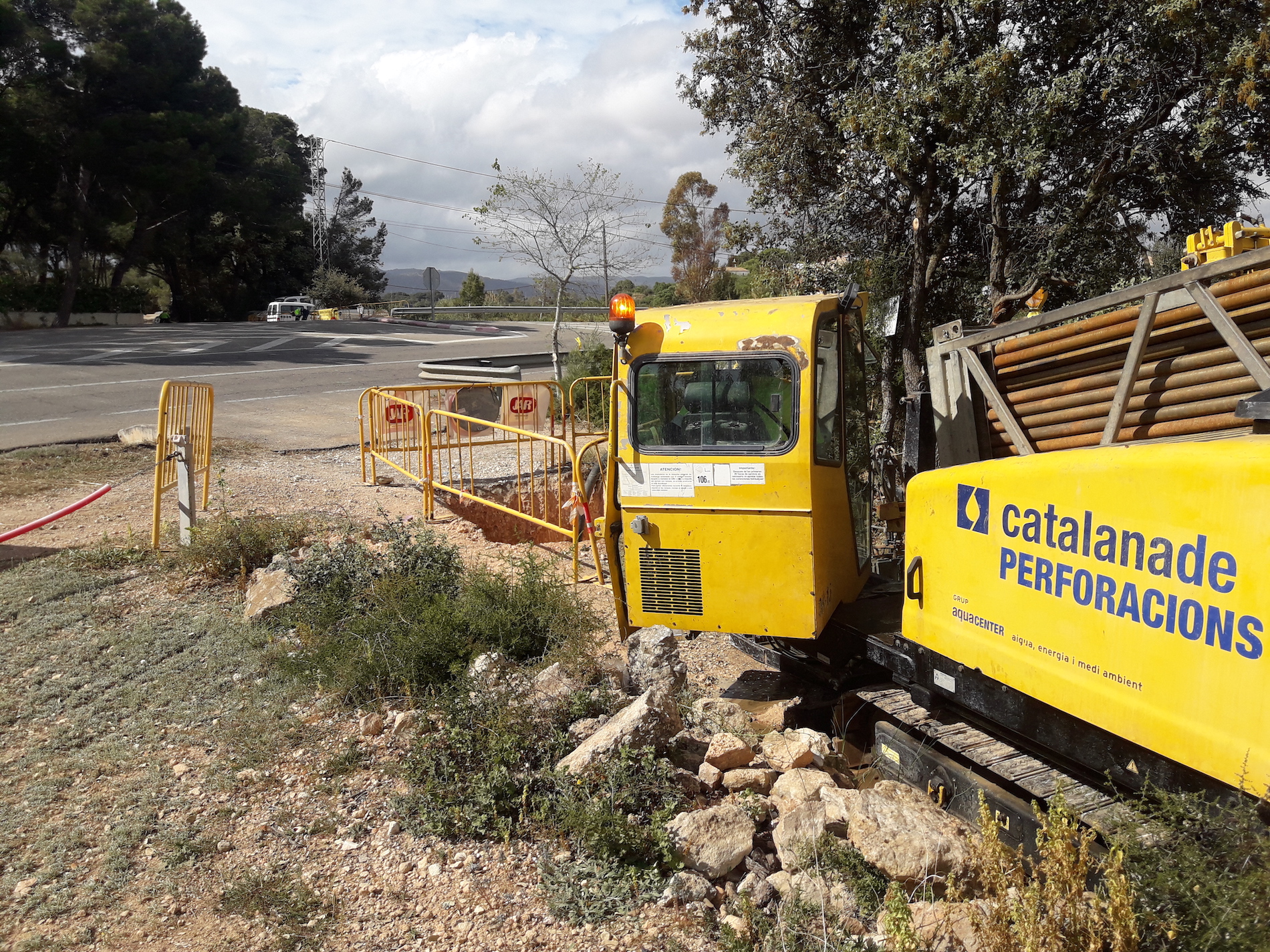 Creument carreteres per la instal·lació d’una canonada per al servei d’electricitat