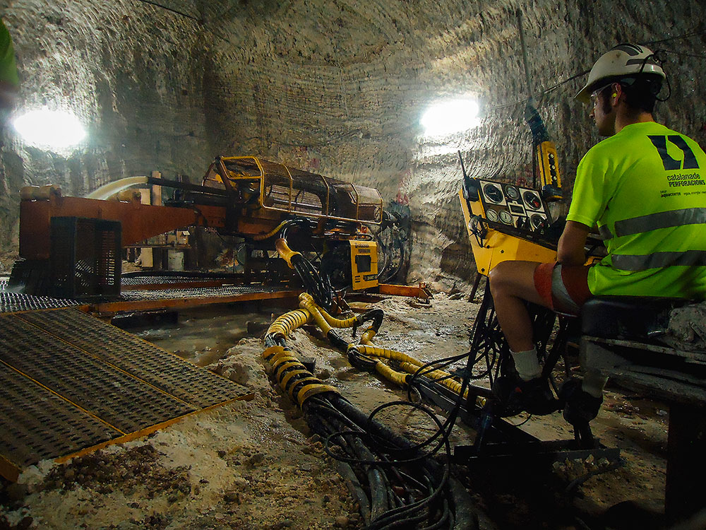 Coneixement i seguretat per a l’explotació minera. Ens encarreguem de fer l’exploració i investigació de sondejos amb mètode Wire-line tant a l’interior com a l’exterior de la mina.